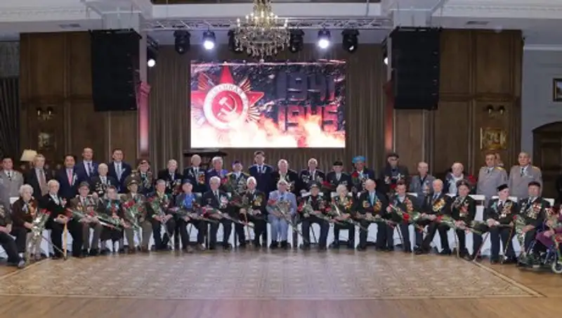 Аким Карагандинской области поздравил ветеранов с Днем Победы