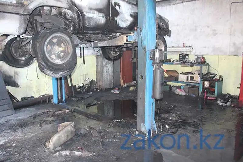 В Алматы в СТО сгорел внедорожник, оставленный на ремонт (фото) В Алматы в СТО сгорел внедорожник, оставленный на ремонт (фото), фото - Новости Zakon.kz от 22.11.2013 22:25