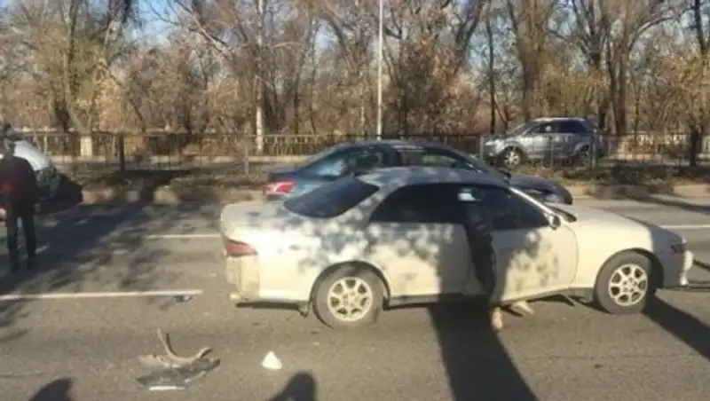 Автобус снес несколько автомобилей на пр. Аль-Фараби в Алматы