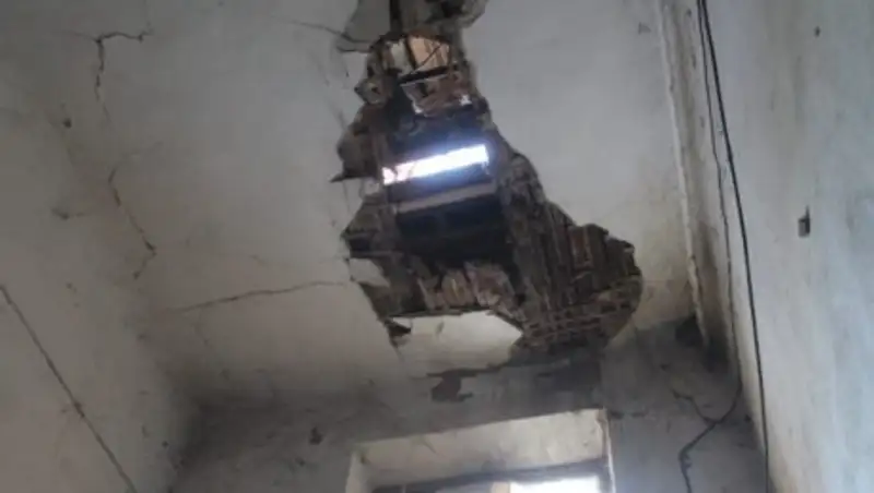 В аварийном доме в Уральске обвалился потолок