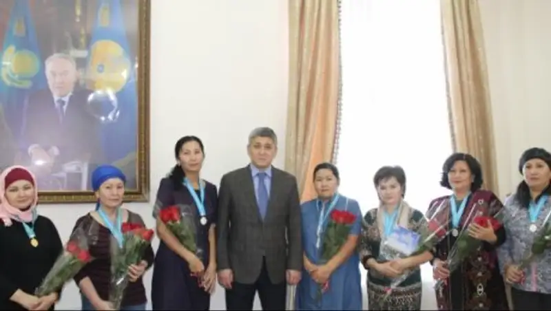 В Астане многодетным матерям вручили подвески «Алтын алқа» и «Күмiс алқa»