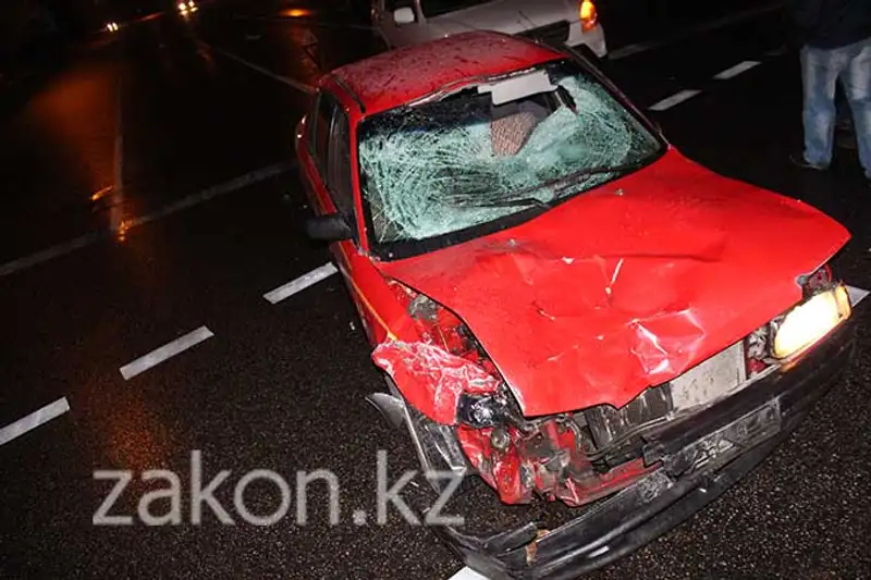 Водитель Мазды насмерть сбил пешехода и столкнулся с тремя машинами в Алматы (фото), фото - Новости Zakon.kz от 11.11.2013 17:05
