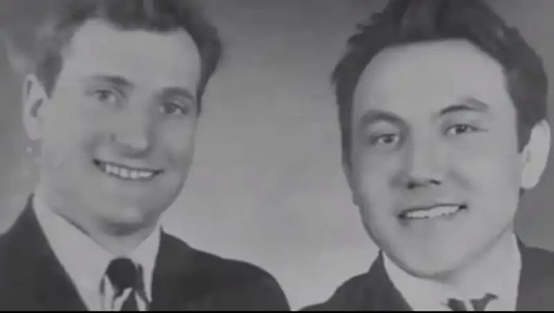 Назарбаев и Алибек Днишев вместе спели