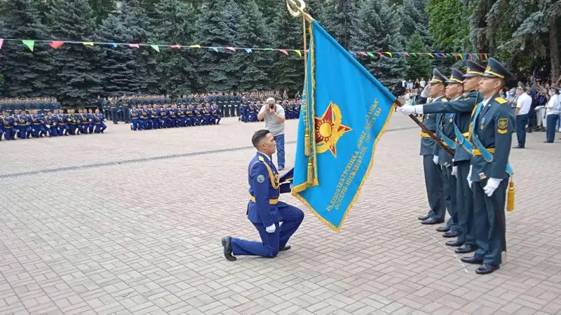 молодые офицеры, знамя, вручение дипломов, фото - Новости Zakon.kz от 24.06.2023 18:08