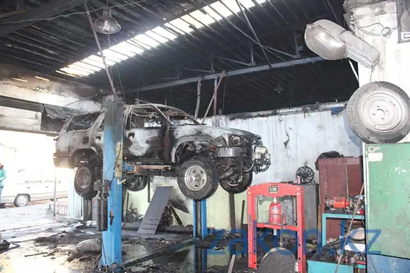 В Алматы в СТО сгорел внедорожник, оставленный на ремонт (фото) В Алматы в СТО сгорел внедорожник, оставленный на ремонт (фото), фото - Новости Zakon.kz от 22.11.2013 22:25