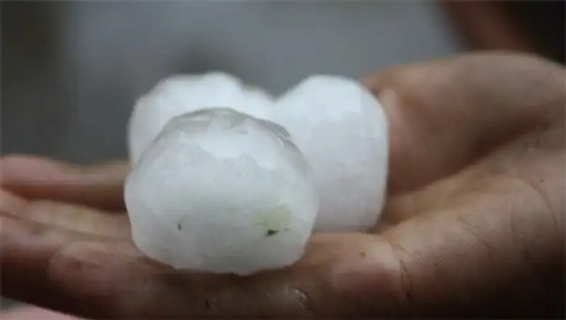 На Усть-Каменогорск обрушился град размером с перепелиное яйцо