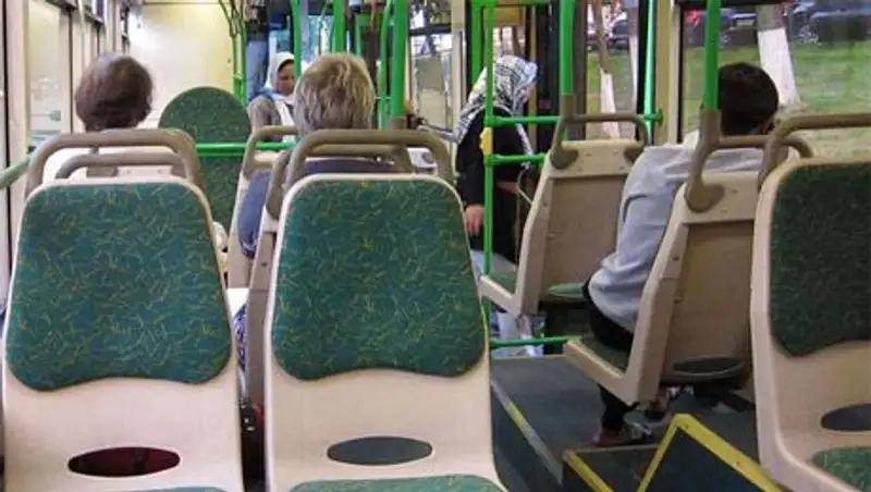 В Новосибирске кондуктор зверски избил 72-летнего пассажира, пытавшегося войти в автобус