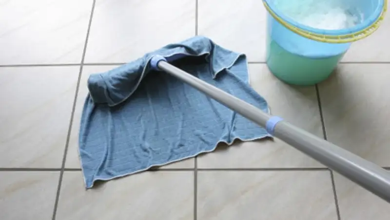 Столичные школьники моют полы второй год подряд