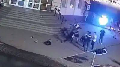 Драка возле кафе попала на видео в Усть-Каменогорске
