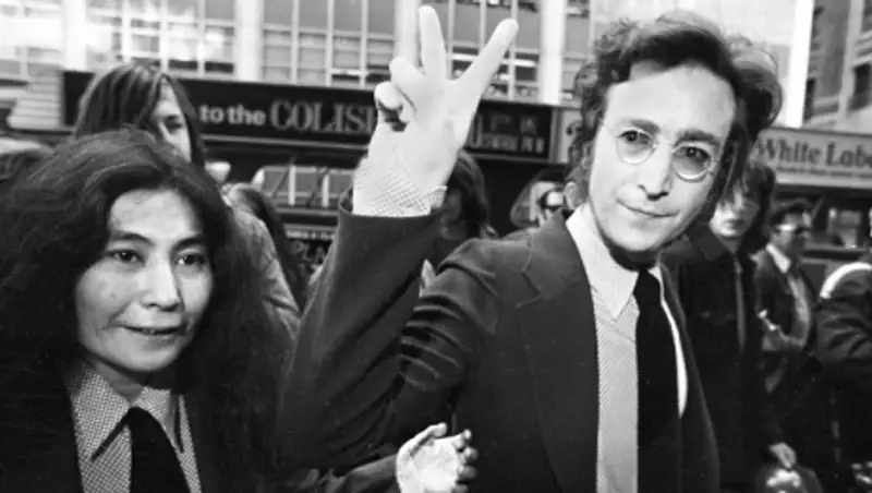 Прядь волос Джона Леннона продана на аукционе в Далласе за 35 000 долларов