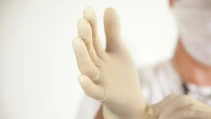 Состояние девочки, с которой мать выбросилась из окна, крайне тяжелое