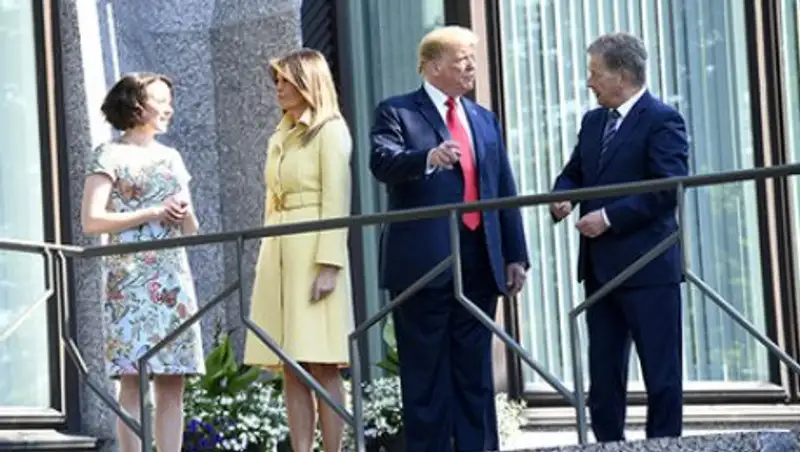 Мелания Трамп укуталась в пальто в 27-градусную жару