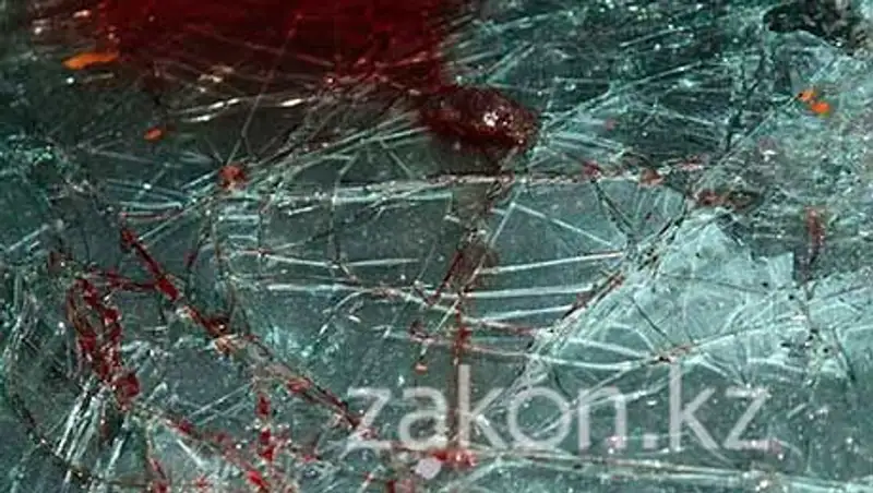 Водитель Мазды врезался в дерево в Алматинской области, 1 человек погиб