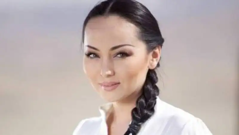 Баян Есентаева стала единственным кумиром воспитанниц института "Қазақ қызы"