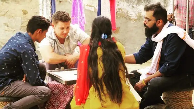 Звезда "Мстителей" Джереми Реннер поделился с поклонниками фото с нового шоу