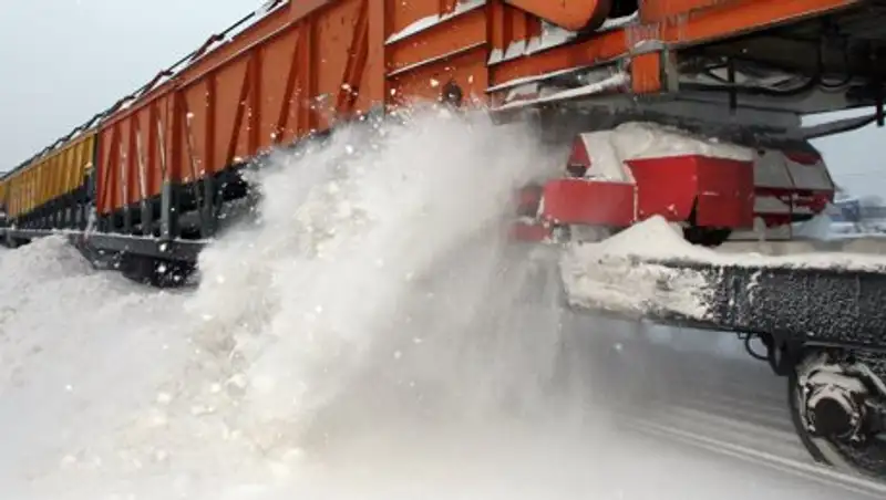 Грузовой поезд сошел с рельс в Казахстане по пути в Бишкек