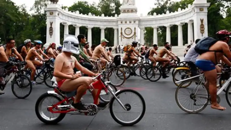 Мексиканские велосипедисты устроили массовый заезд голышом