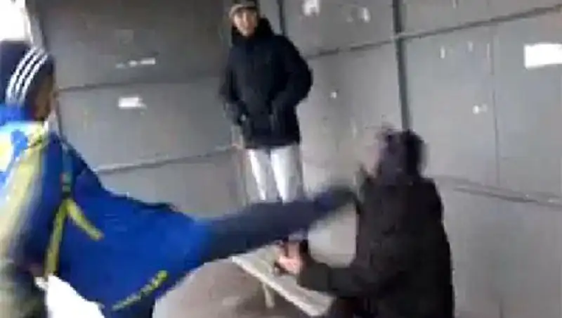 Полицейские Астаны ищут подростков, избивших мужчину на остановке