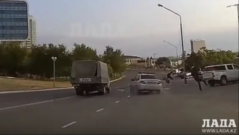 В Актау под колеса Daewoo Nexia попала девушка