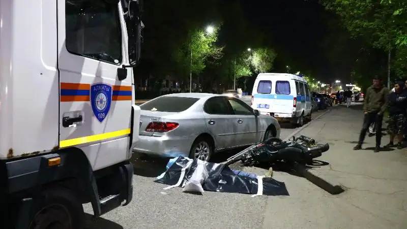 Мотоциклист погиб в Алматы, врезавшись в припаркованный Lexus