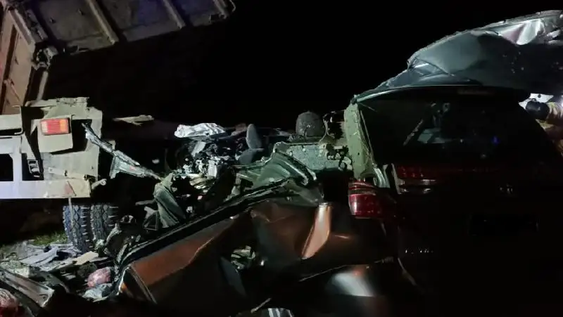 Автомобиль столкнулся с прицепом КАМАЗа на трассе – три человека погибли