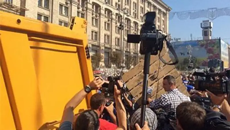 На майдане Незалежности начали разбирать баррикады
