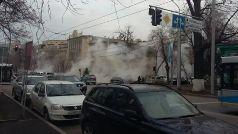Тепломагистраль в Медеуском районе Алматы после порыва восстановлена