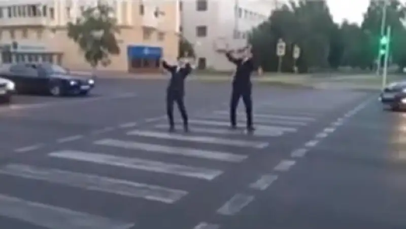 Казахстанские школьники, удачно сдавшие ЕНТ в первом потоке, станцевали на проезжей части