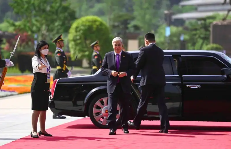 Токаев прибыл на саммит в Китае, фото - Новости Zakon.kz от 19.05.2023 09:03