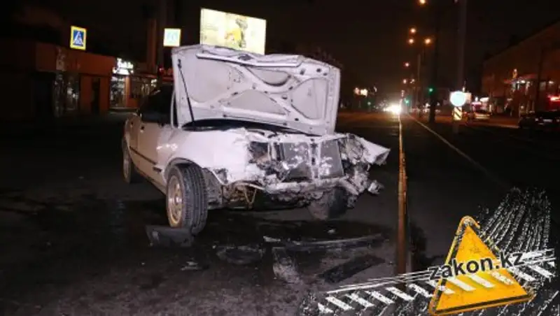 В Алматы Audi вылетела на красный свет и устроила ДТП