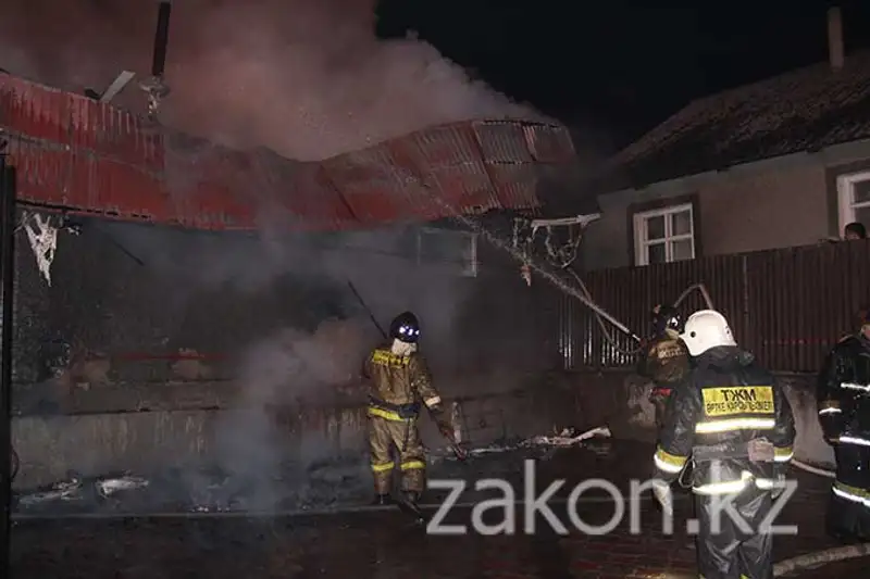В Алматы сгорела сауна, располагавшаяся на территории частного дома (фото) В Алматы сгорела сауна, располагавшаяся на территории частного дома (фото), фото - Новости Zakon.kz от 29.11.2013 16:52