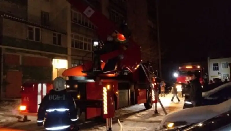 Жильцов многоэтажного дома в Костанае эвакуировали из-за пожара на балконе