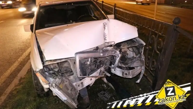 На проспекте Аль-Фараби в Алматы водитель снес флагшток