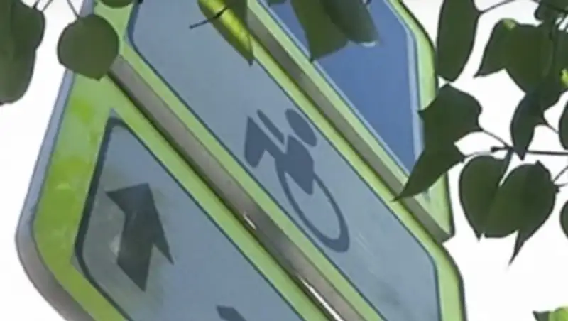 В Алматы начали борьбу с "хитрыми" дорожными знаками