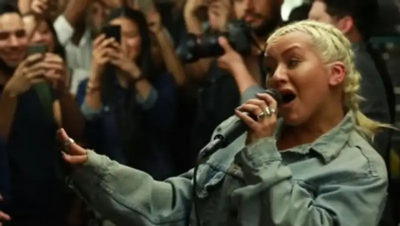 Кристину Агилеру не узнали в метро