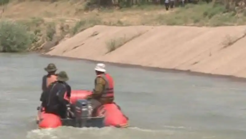 В ЮКО мужчина ценою своей жизни спас четырех женщин из тонущей машины