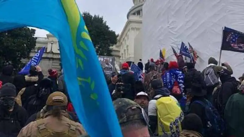 Казахстанский флаг заметили на штурме Капитолия
