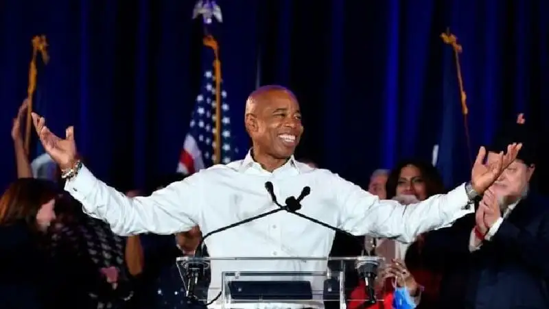 В шлеме и на велосипеде – как мэр Нью-Йорка передвигался по городу