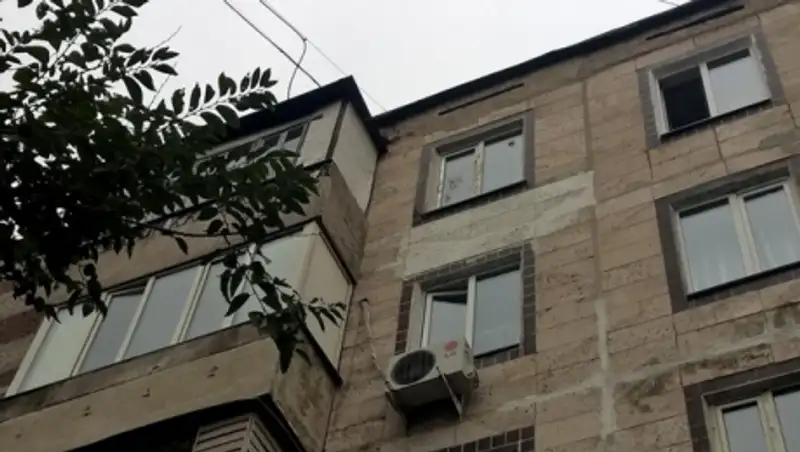 Выброшенный из окна матерью ребенок выписан из больницы в Алматы