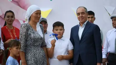 вручение ключей пострадавшим во время паводков, фото - Новости Zakon.kz от 18.08.2023 19:00