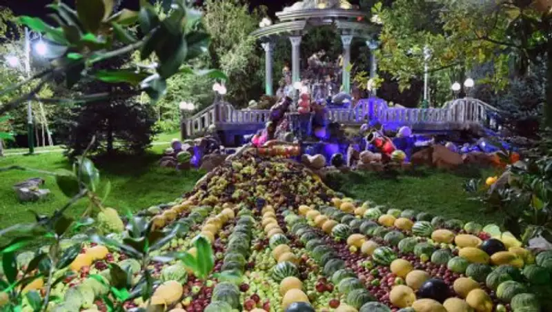 По фруктовой выставке прогулялись президенты стран СНГ в Таджикистане