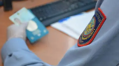 Толкнул и схватил за горло: видео конфликта полицейского и пассажира обсуждают в Казнете, фото - Новости Zakon.kz от 12.07.2023 14:48