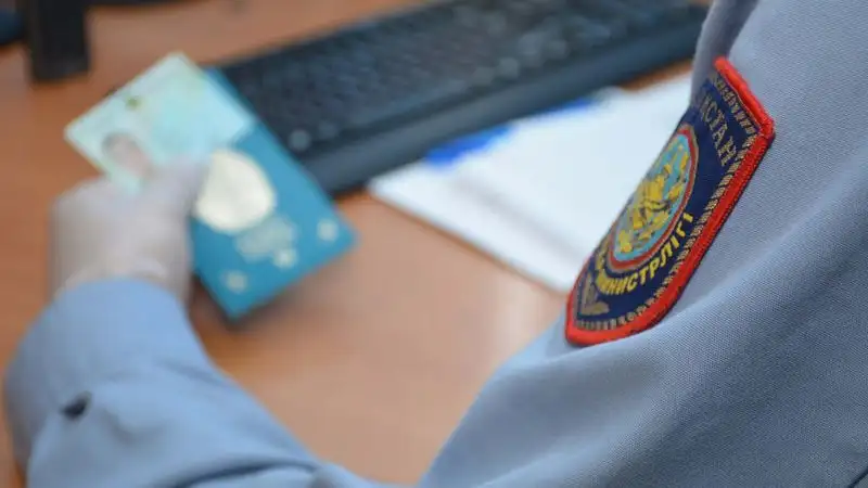 Толкнул и схватил за горло: конфликт полицейского и пассажира обсуждают в Казнете