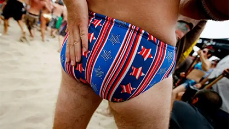 Во Франции предложили запретить толстым мужчинам ходить в узких плавках