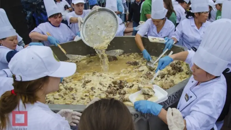 Самый большой в мире беспармак приготовили в Астане