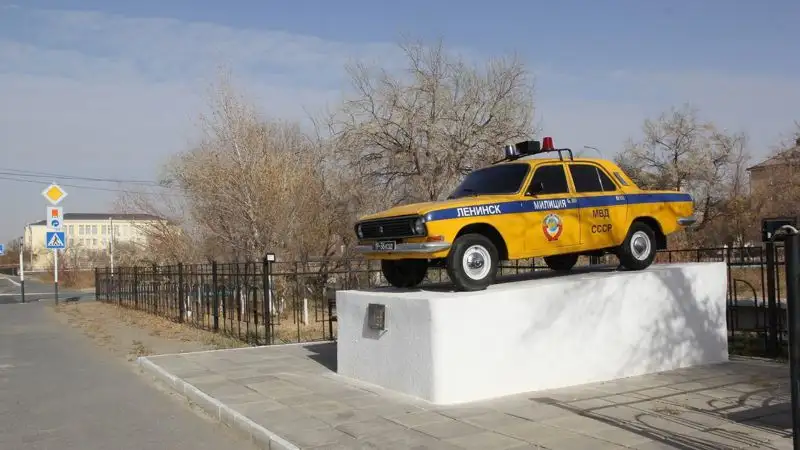 Памятник автомобилю в Байконыре, фото - Новости Zakon.kz от 24.10.2023 13:45