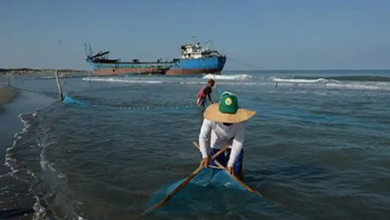 Китай впервые применил водомет против филиппинских рыбаков