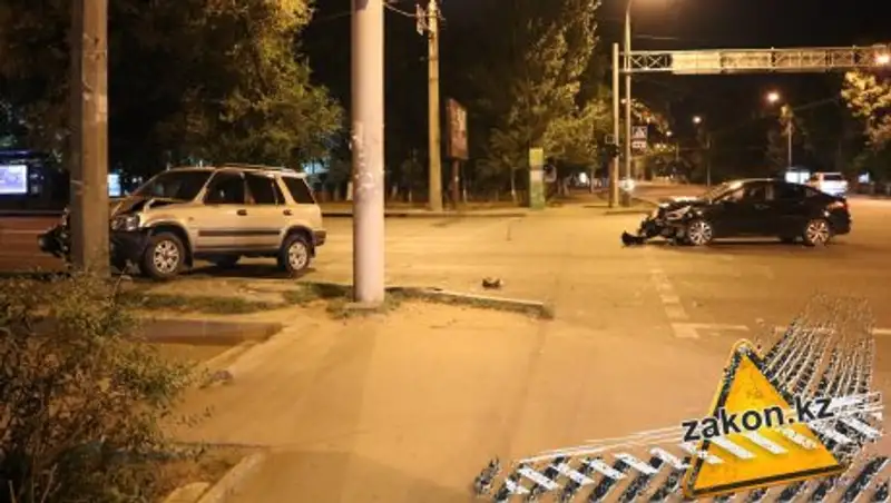 В Алматы на нерегулируемом перекрестке столкнулись два автомобиля