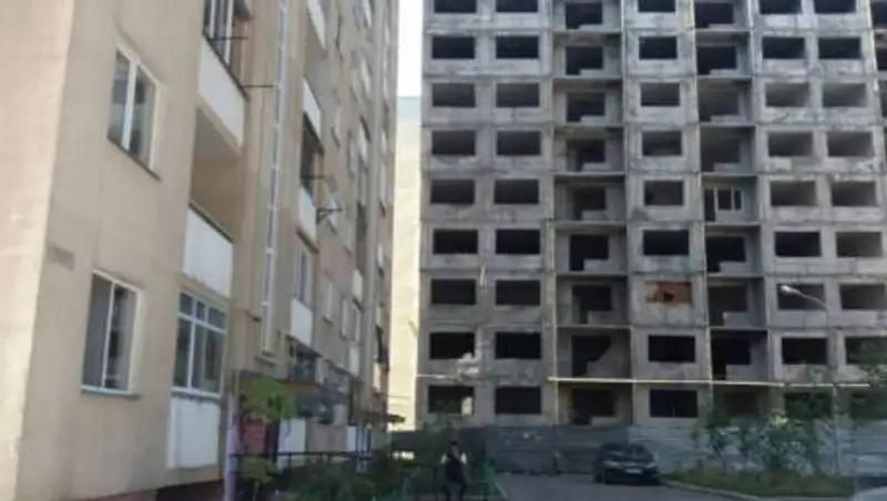 Десять потенциально опасных домов укрепят в Алматы