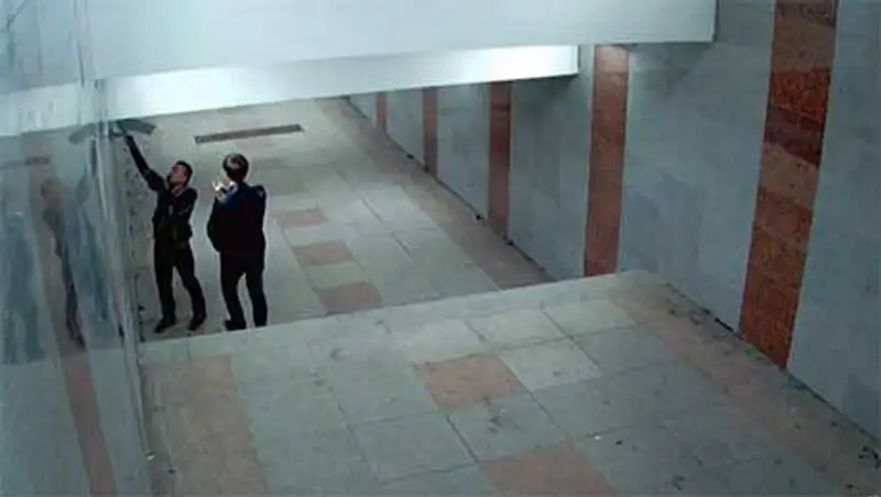 7МРП заплатит астанчанин, заклеивший жвачкой камеру в подземном переходе